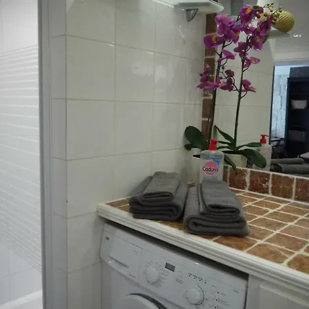 Vieille 1 - Luca's Apartment, 1 Bedroom, Max 2 Adults And 2 Kids Antibes