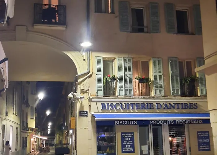 Daire Vieille 1 - Luca's Apartment, 1 Bedroom, Max 2 Adults And 2 Kids Antibes